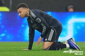 库利巴利飞踢对手被直红罚下